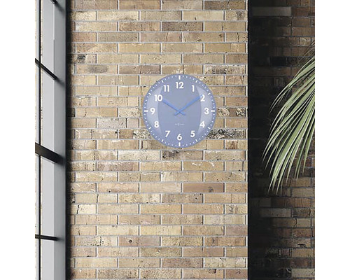 Nástenné hodiny na tehlovej stene