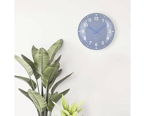 Modré nástenné hodiny s rastlinami