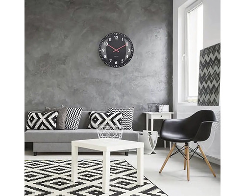 Obývacia izba s pohovkou, stolom, stoličkou, kobercom a nástennými hodinami