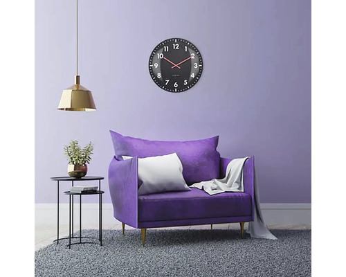 Obývacia izba s kreslom, hodinami a lampou