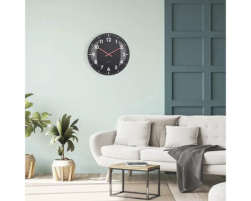 Obývacia izba s nástennými hodinami, pohovkou a konferenčným stolíkom