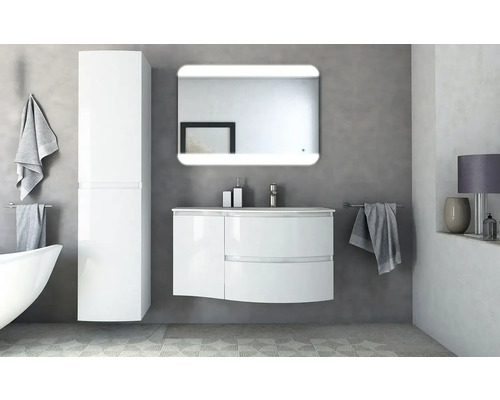 Moderná kúpeľňa s bielym umývadlom, zrkadlovou skrinkou a vysokou skriňou na kúpeľňové vybavenie a doplnky.