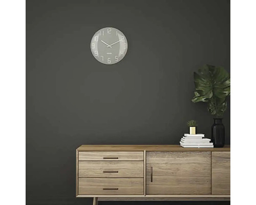 Obývacia izba s nástennými hodinami a drevenou komodou