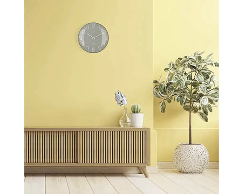 Obývacia izba s príborníkom, izbovými rastlinami a nástennými hodinami