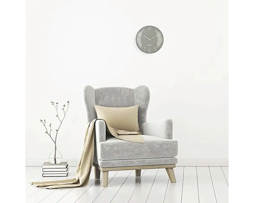 Obývacia izba scéna s kreslom, vankúšom, dekou, nástennými hodinami a dekoráciou