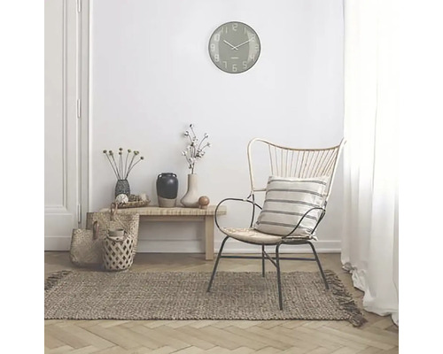 Interiérová scéna s nástennými hodinami, stoličkou, kobercom a dekoratívnymi doplnkami pre útulnú atmosféru