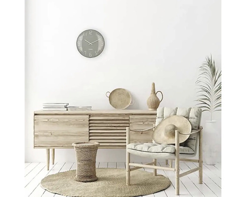 Svetlá izba s príborníkom, stoličkou, kobercom a nástennými hodinami