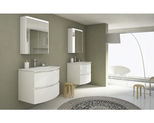 Kúpeľňa s dvoma umývadlami, zrkadlovými skrinkami, stoličkami a okrúhlym kobercom