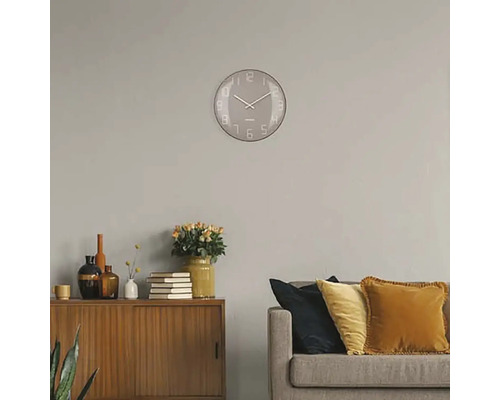 Obývacia izba s nástennými hodinami, komodou a pohovkou