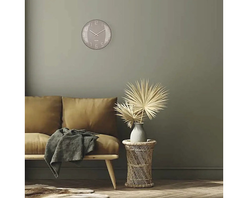 Obývacia izba s pohovkou, príručným stolíkom, dekoráciou a okrúhlymi nástennými hodinami