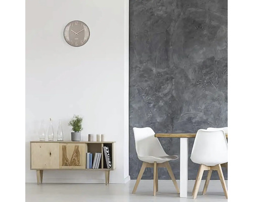 Obývacia izba s nástennými hodinami, príborníkom, stolom a stoličkami