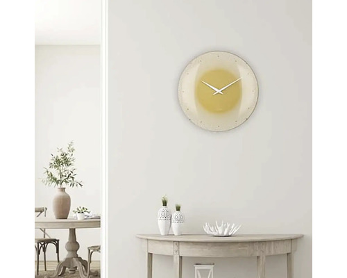 Nástenné hodiny vo svetlej miestnosti so stolom a dekoráciou