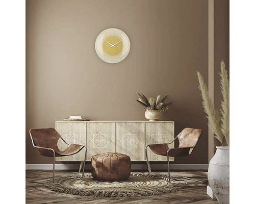 Obývacia izba s komodou, dvoma stoličkami, kobercom, stoličkou a nástennými hodinami