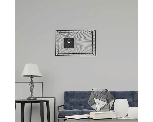 Obývacia izba s nástennými hodinami, lampou a pohovkou