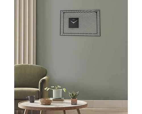 Obývacia izba s kreslom, stolom a obdĺžnikovými nástennými hodinami