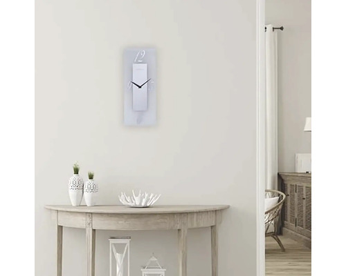 Nástenné hodiny v obývacej izbe nad stolom