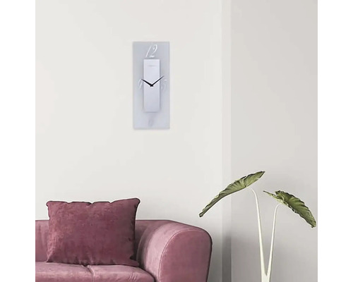 Obývacia izba s obdĺžnikovými nástennými hodinami nad pohovkou