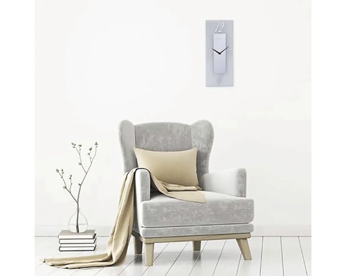 Obývacia izba so stoličkou, vankúšom, prikrývkou a obdĺžnikovými nástennými hodinami