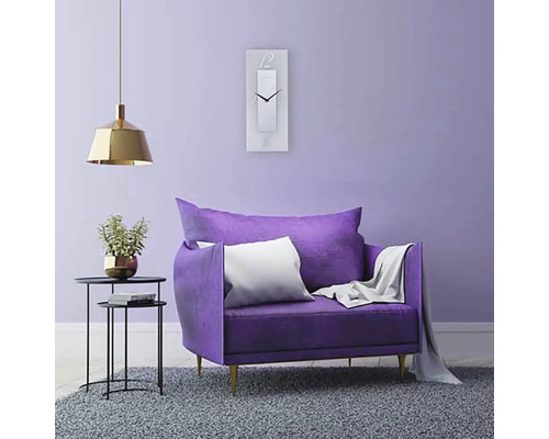 Obývacia izba s kreslom, hodinami a odkladacím stolíkom