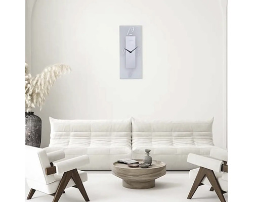 Obývacia izba s pohovkou, kreslom, konferenčným stolíkom a obdĺžnikovými nástennými hodinami