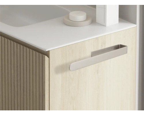 Detail kúpeľňovej skrinky s držiakom na uteráky
