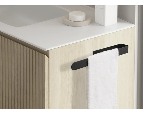 Detailný záber kúpeľňovej skrinky s držiakom na uteráky a uterákom.