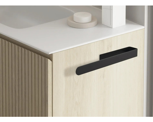 Detailný záber skrinky pod umývadlo s držiakom na uteráky