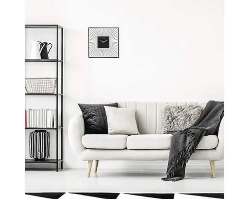 Obývacia izba s policou, pohovkou, vankúšmi a štvorcovými nástennými hodinami