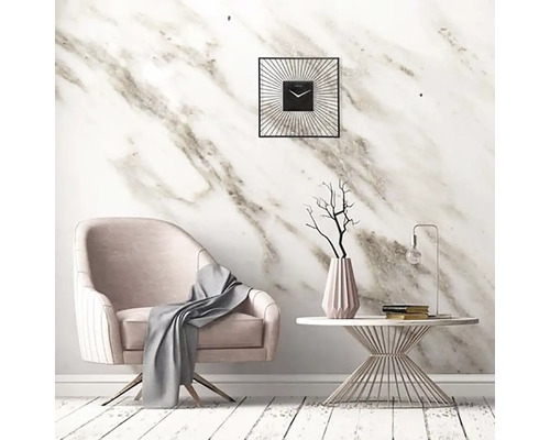 Obývacia izba s kreslom, stolom a nástennými hodinami pred mramorovou stenou