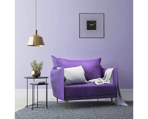 Obývacia izba s kreslom, odkladacím stolíkom, závesnou lampou a nástennými hodinami