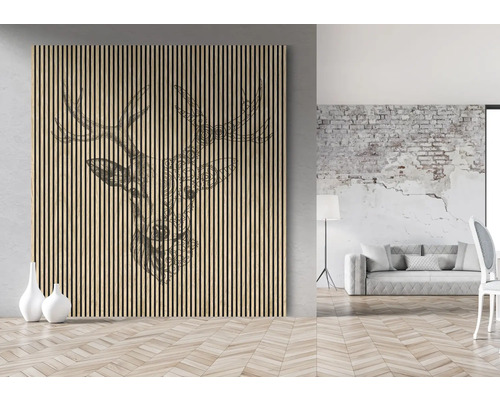 Pohľad na izbu s dreveným panelom a motívom jeleňa, doplnený vázami a drevenou podlahou