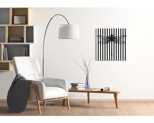 Obývacia izba s kreslom, stojacou lampou, stolom a nástennou maľbou