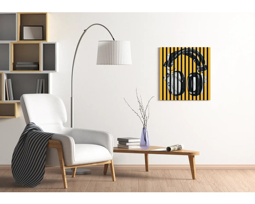 Obývacia izba s kreslom, stojacou lampou a nástennou maľbou s motívom slúchadiel