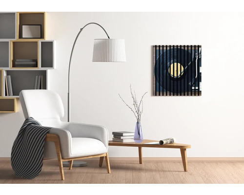 Obývacia izba s kreslom, stojacou lampou, konferenčným stolíkom a nástennou maľbou