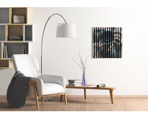 Obývacia izba s kreslom, stojacou lampou, dreveným stolom, dekoráciou a nástennou maľbou