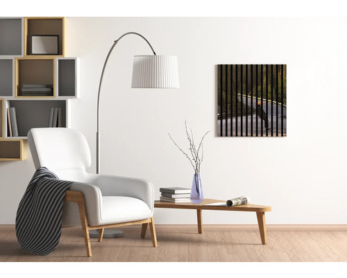 Obývacia izba s kreslom, stojacou lampou, stolom a nástennou maľbou so skateboardistom