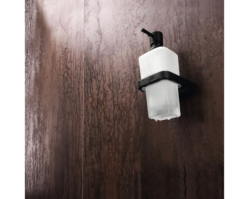 Nástenný dávkovač mydla v kúpeľni