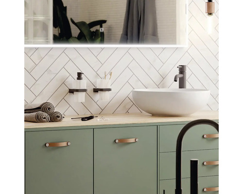 Kúpeľňa s umývadlom, zrkadlom a spodnou skrinkou