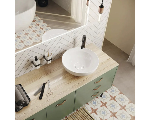 Pohľad na kúpeľňu s umývadlom na dosku, umývadlovou skrinkou, zrkadlom a príslušenstvom