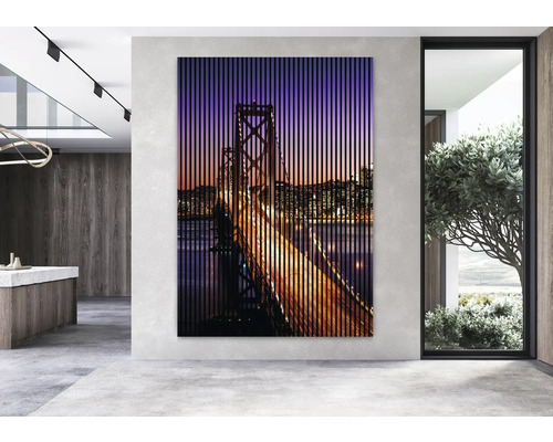 Dekoratívna nástenná maľba s motívom mosta v modernom obývacom priestore