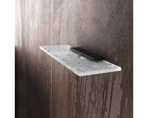 Sklenená polica s dekoráciou a dávkovačom mydla v kúpeľni