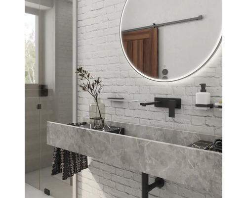 Kúpeľňa s umývadlom z mramoru, okrúhlym zrkadlom a armatúrami