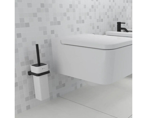 Moderná kúpeľňa s nástenným WC a WC kefou s držiakom.