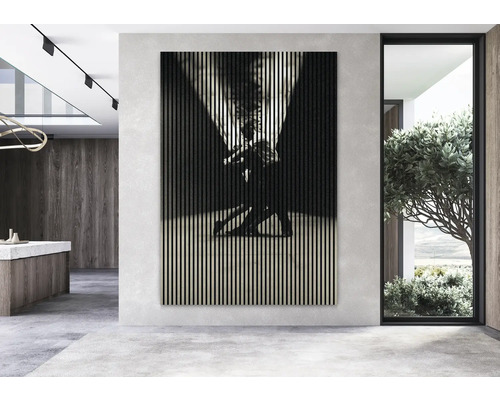 Interiér s akustickým panelom na stene zobrazujúcim tanečný pár