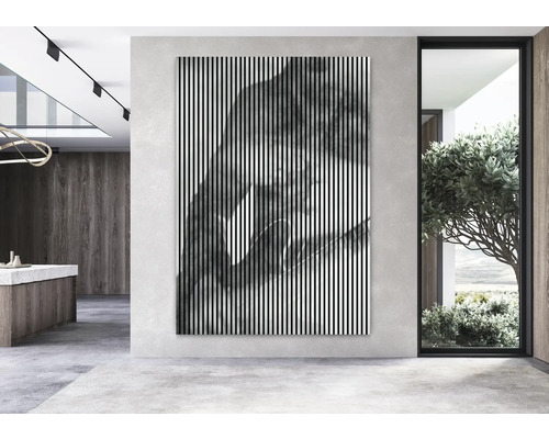 Dekoratívny nástenný obraz s vertikálnymi pruhmi a abstraktným vzorom v modernom priestore