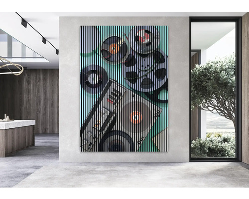 Dekoratívny nástenný obraz s hudobnými motívmi v modernom obývacom priestore.