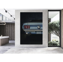 Akustický panel s automobilovým motívom v moderne zariadenej izbe.