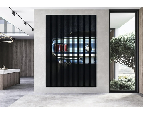 Akustický panel s automobilovým motívom v moderne zariadenej izbe.