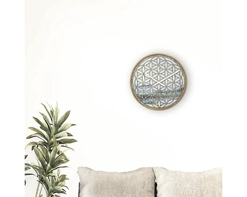 Nástenné hodiny s geometrickým vzorom v obývacej izbe