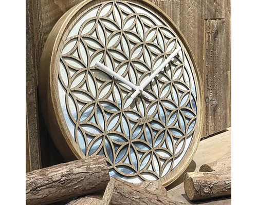 Dekoratívne drevené nástenné hodiny s kvetinovým vzorom a bielymi ručičkami